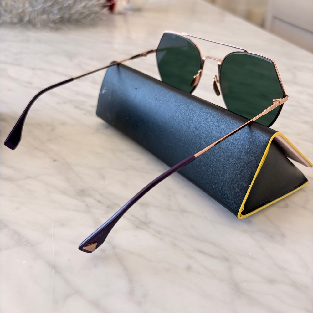 Fendi like new gorgeous sunglasses no scratches worn once - Picture 4 of 4